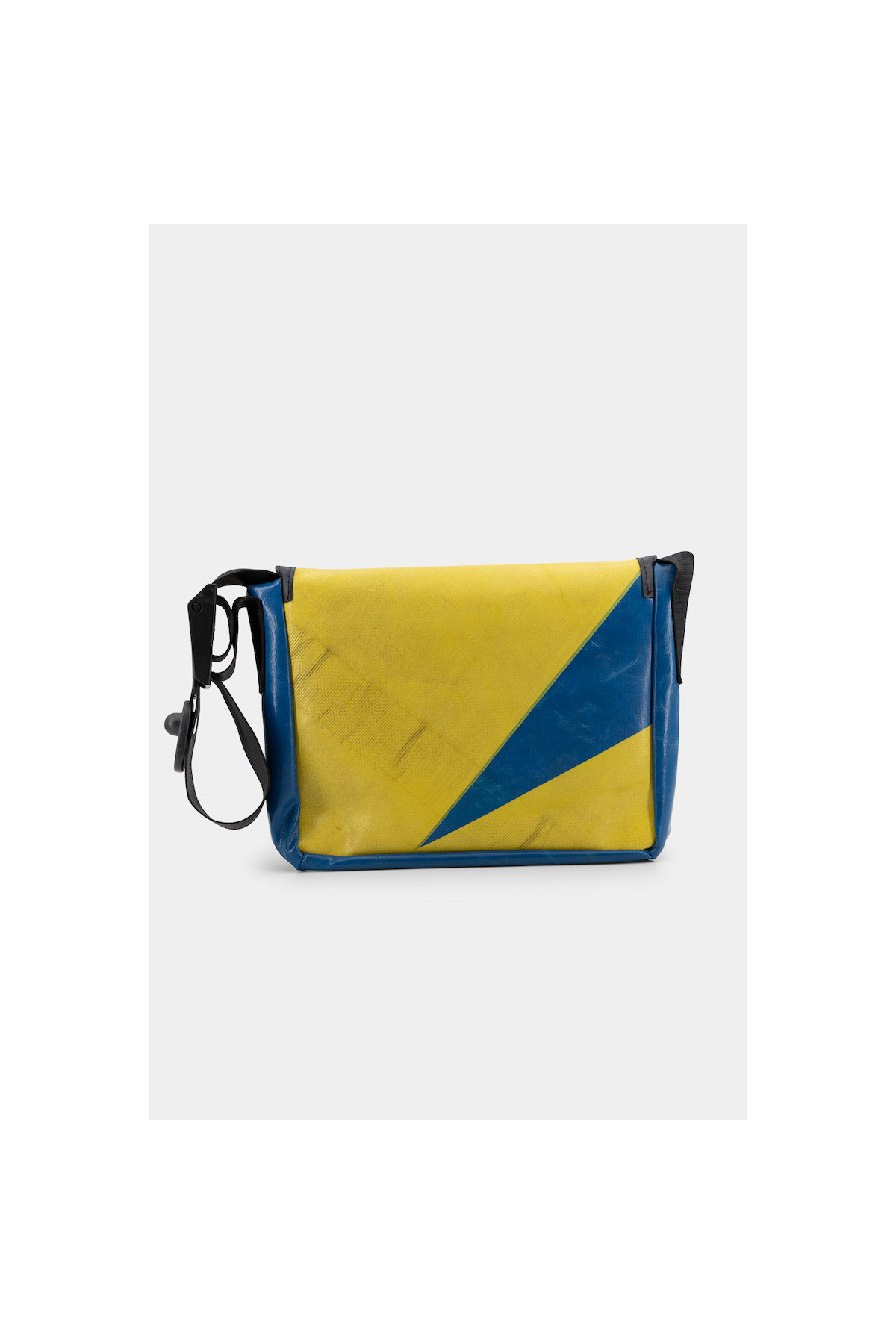 バッグ FREITAG FREITAG F11 LASSIE BLUE/YELLOW FREITAG F11 LASSIE Messenger – Red Dot Design Museum Singapore