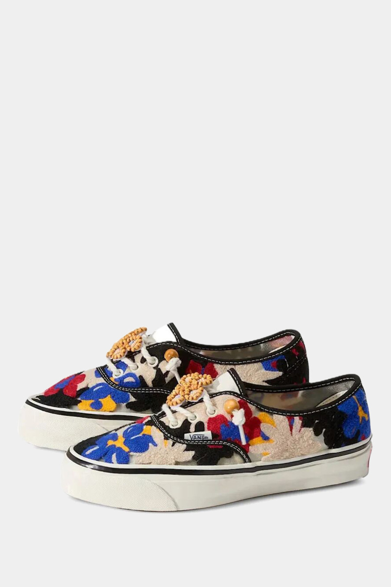 LX Authentic 44 Needlework VN000Y0S4481