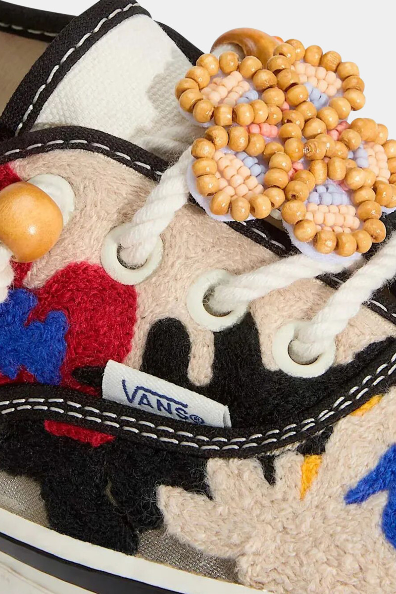 LX Authentic 44 Needlework VN000Y0S4481